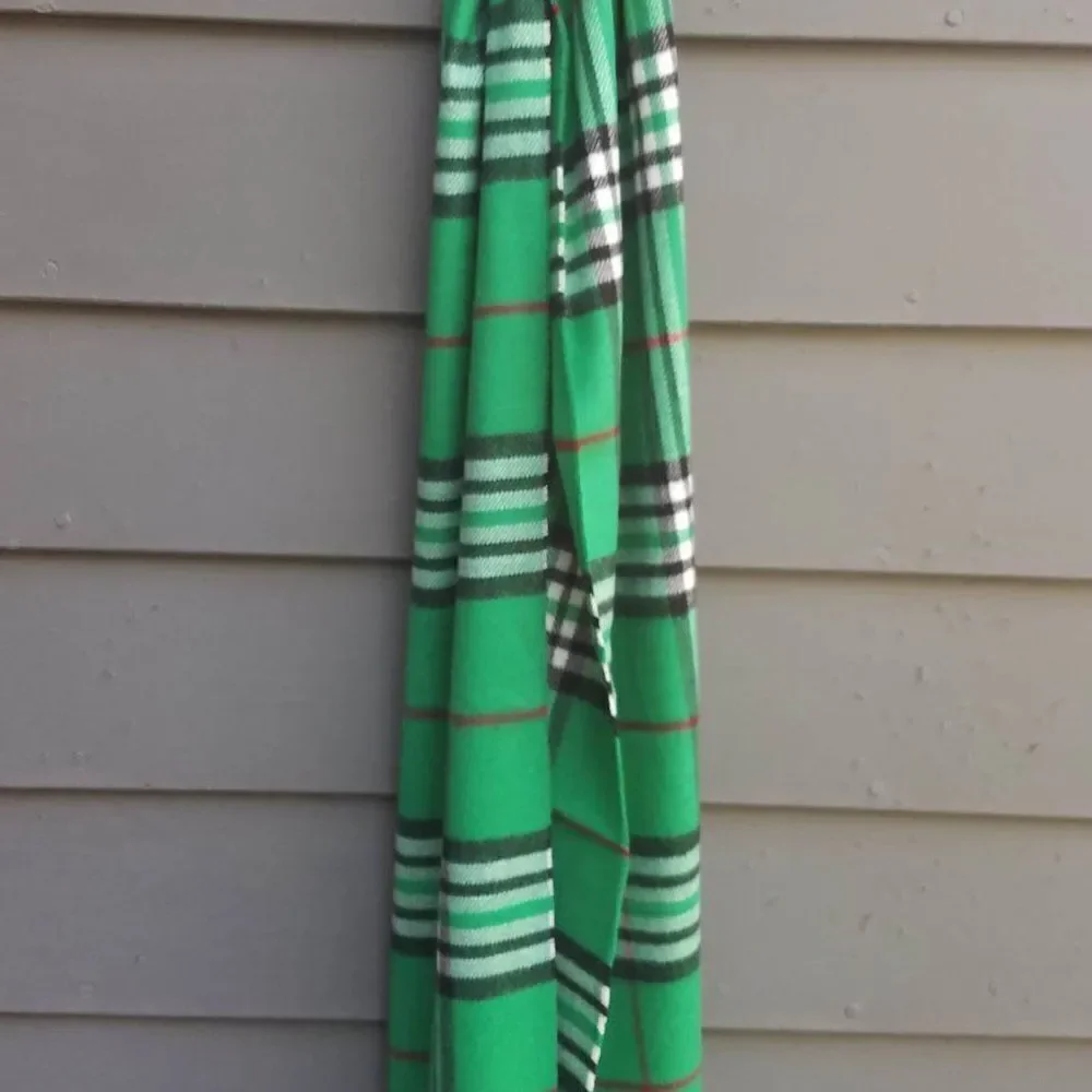 NEW 100% Cashmere Green Black Plaid Scarf size 12